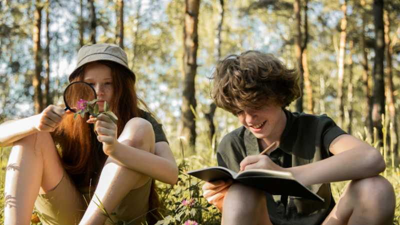 Teenagers explore nature and study outdoors, enjoying a fun and educational adventure., tags: freizeit bildung und - pexel